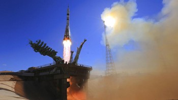 Roket Soyuz MS-19 yang membawa mereka terbang dari landasan pesawat antariksa di Baikonur, Kazakhstan dan tiba sekitar 3,5 jam kemudian. Kemudian pesawat ini merapat secara otomatis di ISS. Foto: Associated Press