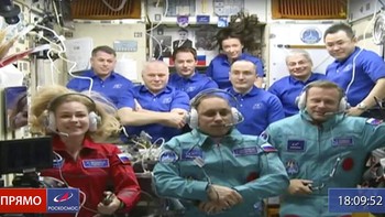 Mereka akan menjalani proses syuting dan rencananya kembali ke Bumi pada 17 Oktober. “Misi semacam ini akan membantu mempromosikan pencapaian kami dan juga ekslorasi antariksa secara umum yang baik untuk negara ini,” kata juru bicara Kremlin Dmitry Peskov. Foto: Associated Press