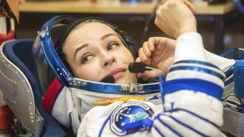Aktris Alena Mordovina dan sinematografer Alexey Dudin juga terpilih sebagai awak cadangan. Peresild dan Shipenko akhirnya baru saja terbang ke ISS menggunakan roket Soyuz bersama seorang kosmonaut dari Roscosmos. Foto: Associated Press