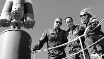 Ini foto yang ia pajang di Instagram yang menampakkan teaser dia akan syuting di antariksa. Foto: Instagram