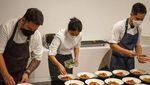 10 Pesona Chef Renatta Saat Asyik Memasak di Dapur