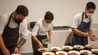 Tak melulu sendiri, sering kali chef Renatta bekerja sama dengan chef lain dan timnya untuk menyiapkan makanan enak. Salah satunya sajian lobster ini.