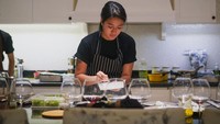 Begini outfit andalan chef Renatta saat di dapur. Ia suka pakai kaos yang nyaman sehingga bisa leluasa beraktivitas di dapur.