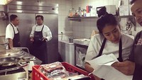 Lewat foto ini chef Renatta bernostalgia dengan kehidupannya di Prancis saat sekolah masak dulu. Di dapur ia sibuk mempelajari resep bersama gurunya.