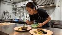 Plating juga jadi bagian penting dalam menyajikan makanan. Chef Renatta memikirkan betul bagaimana hidangan yang dibuatnya terlihat menggugah selera.