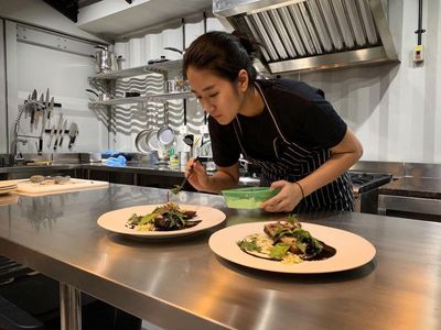 10 Pesona Chef Renatta Saat Asyik Memasak di Dapur