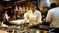 Saat di dapur, chef Renatta terlihat serius sekaligus bersemangat. Di foto ini ia menyertakan tagar #gausahbanyakbacot #kerjayangbener.