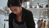 Chef lulusan Le Cordon Bleu ini sedang memotong-motong ayam untuk diolah sebagai opor. Ia sudah paham betul bagaimana cara memotong ayam yang benar.