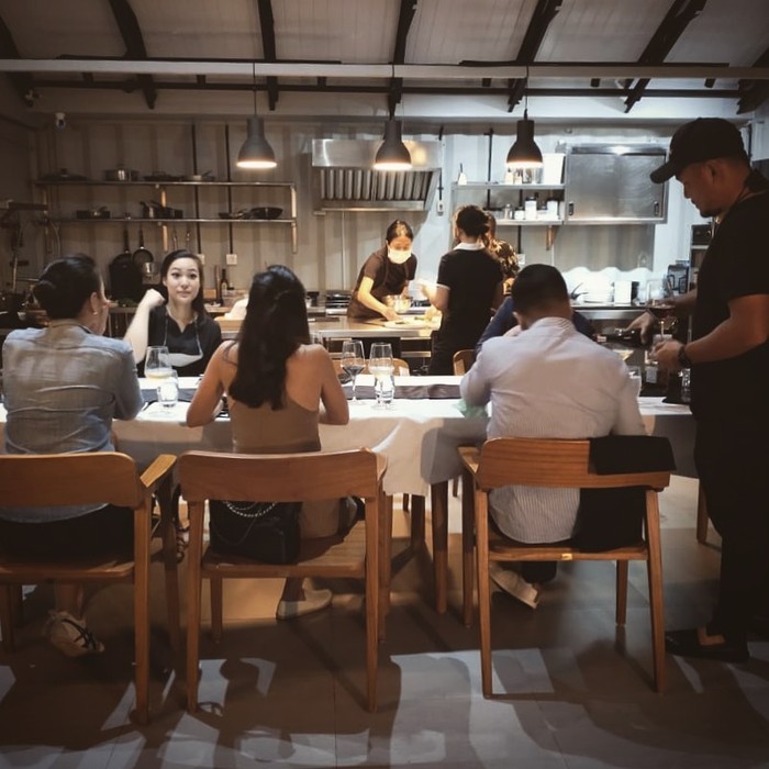 10 Pesona Chef Renatta Saat di Dapur, Cantiknya Nambah
