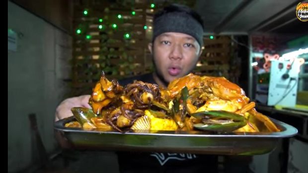 5 Seafood Gerobakan Ini Viral di YouTube karena Menunya Komplet