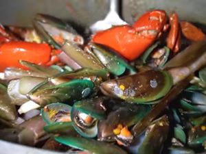 5 Seafood Gerobakan Ini Viral di YouTube karena Menunya Komplet