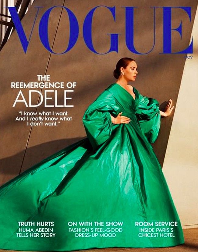 Adele is back! Lama absen dari pemotretan untuk media, Adele akhirnya menunjukkan batang hidungnya. Tak tanggung-tanggung, dua majalah langsung dijabaninya: Vogue Amerika Serikat (AS) dan Vogue Inggris untuk edisi November 2021. Ini adalah kali pertamanya dua majalah tersebut menampilkan cover star yang sama dalam waktu berbarengan. Untuk sampul Vogue AS, penyanyi 33 tahun itu menebar pesonanya dalam balutan gaun hijau megar dari Maison Valentino yang dirancang oleh desainer Pierpaolo Piccioli. (Foto: Instagram/@voguemagazine)