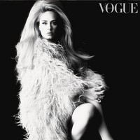 Orang-orang terkejut kenapa aku jarang berbagi tentang perjalanan hidupku. Mereka terbiasa melihat orang lain mendokumentasikan kehidupannya. Kenapa aku harus begitu juga? Aku tak tertarik dengan hal tersebut. Ini tubuhku, kata Adele. (Foto: Instagram/@britishvogue)