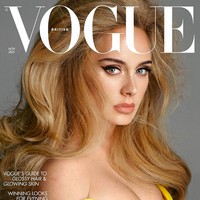 Vogue Inggris juga merilis cover yang berbeda. Sampul versi berbeda menampilkan Adele bergaya dengan dress kuning Vivieene Westwood yang memiliki korset ketat sehingga mempertegas keseksiannya. (Foto: Instagram/@britishvogue)