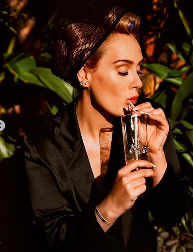 Diet serta penurunan drastis berat badannya yang mengundang pro dan kontra juga diungkit Adele. Transformasi tersebut karena ia rutin berolahraga. Namun, menjadi langsing bukan tujuan utamanya latihan fisik. Saya menyadari bahwa ketika saya berolahraga, saya tidak memiliki kecemasan. Ini tidak pernah tentang menurunkan berat badan, katanya. (Foto: Instagram/@Voguemagazine)