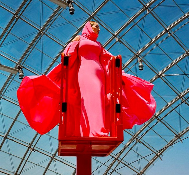 Pemotretan ini juga terbilang spesial karena untuk menyambut perilisan album terbarunya, 30,  yang telah lama dinantikan para fans. Foto hasil jepretan fotografer Alasdair McLellan ini memperlihatkan Adele berpose dengan gaun Valentino yang berbeda. Kali ini, column dress pink yang dilengkapi jubah dan penutup kepala menjadi andalannya. (Foto: Instagram/@Voguemagazine)