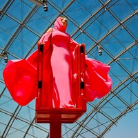 Pemotretan ini juga terbilang spesial karena untuk menyambut perilisan album terbarunya, 30,  yang telah lama dinantikan para fans. Foto hasil jepretan fotografer Alasdair McLellan ini memperlihatkan Adele berpose dengan gaun Valentino yang berbeda. Kali ini, column dress pink yang dilengkapi jubah dan penutup kepala menjadi andalannya. (Foto: Instagram/@Voguemagazine)