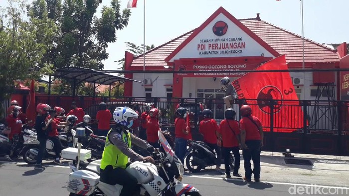 aksi damai kader pdip bojonegoro terkait kasus wabup bojonegoro