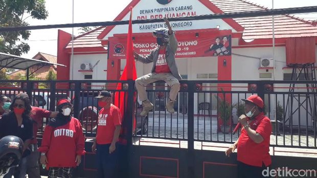 aksi damai kader pdip bojonegoro terkait kasus wabup bojonegoro