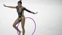 Pesenam Jawa Timur Rozanah Ghassani Nublah beraksi dalam nomor alat simpai final senam ritmik perorangan PON Papua.  