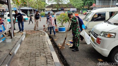 Aksi Warga hingga TNI Bersih-bersih Terminal Ciamis