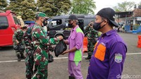 Pada intinya aksi bebersih ini kami mengajak kepedulian kepada masyarakat sekitar Terminal Ciamis agar lebih sadar terhadap kebersihan. Sehingga mereka akan malu bila buang sampah sembarangan. Jadi kepedulian dan sinergitas bersama masyarakat, kata Dandim.