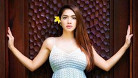 Angel Karamoy tetap terlihat cantik dan mempesona meski kedua anaknya sudah beranjak remaja. (Instagram @realangelkaramoy)