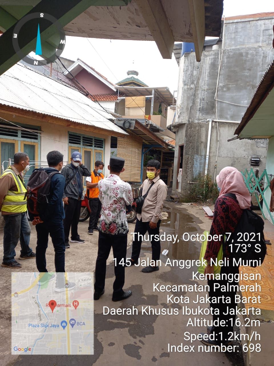 Aparat Sudin SDA Jakbar mengecek lokasi yang butuh got, Jl Anggrek Neli Murni 2A, Blok C. (Sudin SDA Jakbar)