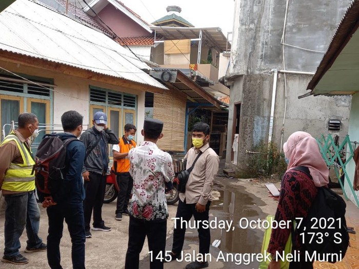 Aparat Sudin SDA Jakbar mengecek lokasi yang butuh got, Jl Anggrek Neli Murni 2A, Blok C. (Sudin SDA Jakbar)