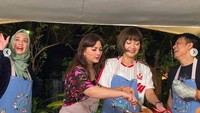 Momen di saat Dina Lorenza dan Ariel NOAH masak bareng. Foto: Instagram