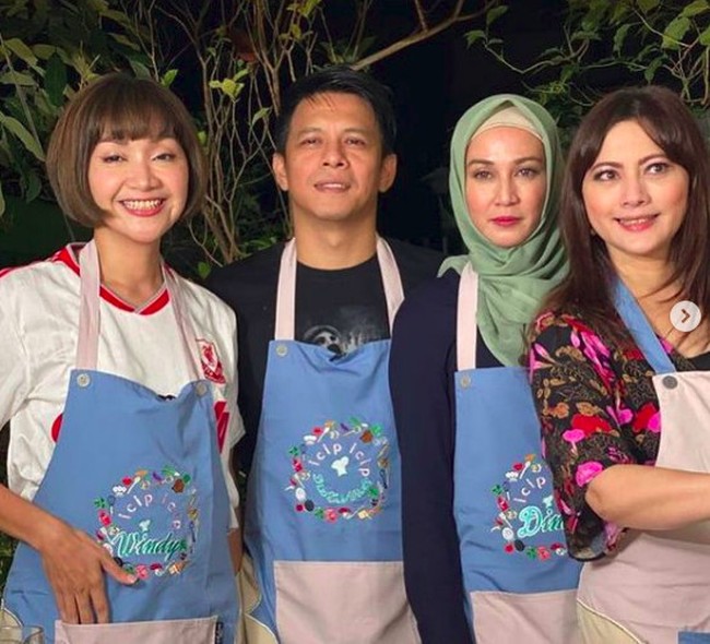 Melihat hal tersebut banyak netizen yang langsung mengutarakan pendapatnya. Mereka menyebut, Ariel dan Dina Lorenza cocok jika bersatu. Ariel Dina Lorenza, Cocok mereka sumpah, tulis seorang netizen. Ada pula yang berkomentar, Bang boriel cocok kayaknya sama yg pake kerudung. (Foto: Instagram/@dinalorenza1975)