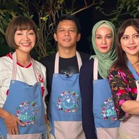 Melihat hal tersebut banyak netizen yang langsung mengutarakan pendapatnya. Mereka menyebut, Ariel dan Dina Lorenza cocok jika bersatu. Ariel Dina Lorenza, Cocok mereka sumpah, tulis seorang netizen. Ada pula yang berkomentar, Bang boriel cocok kayaknya sama yg pake kerudung. (Foto: Instagram/@dinalorenza1975)