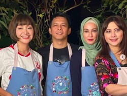 7 Potret Terbaru Dina Lorenza yang Dijodohkan dengan Ariel NOAH
