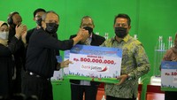 Ketua Komite Pelaksanaan Undian (KPU) Simpeda yang juga Direktur Eksekutif Asbanda Wimran Ismaun, menyerahkan secara simbolis Pemenang Hadiah Utama Panen Rejeki Bank BPD di Jakarta, Kamis (7/10/2021).