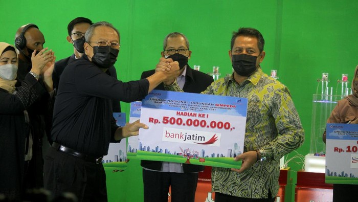 Asosiasi bank daerah menggelar program undian nasional tabungan simpeda di beberapa perbankan derah. Siapa pemenanganya?

Ketua Komite Pelaksanaan Undian (KPU) Simpeda yang juga Direktur Eksekutif Asbanda Wimran Ismaun, menyerahkan secara simbolis Pemenang Hadiah Utama Panen Rejeki Bank BPD di Jakarta, Kamis (7/10/2021). Pemenang sebesar Rp 500 juta yang dimenangkan oleh Nasabah Bank Jatim, kemudian pemenang hadiah kedua sebanyak 4 pemenang masing-masing Rp 100 juta dimenangkan oleh nasabah Bank Jateng, Nasabah Bank BPD DIY, Nasabah Bank Lampung, Nasabah Bank Kalsel yang dilaksanakan secara daring di Kantor Asbanda