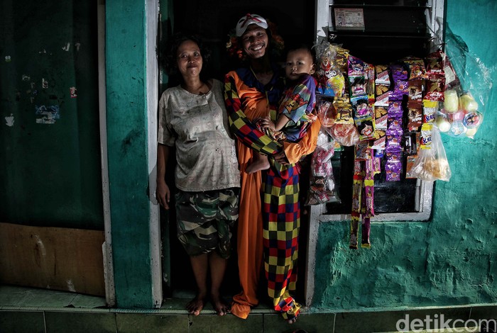 Di tengah pandemi Covid, beragam cara dilakukan warga untuk mencari duit. Salah satunya berprofesi menjadi pengamen badut jalanan. Kini kondisinya pun kian merana.