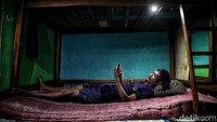 Pria kelahiran 9 Juni 1992 ini memilih bekerja sebagai badut jalanan karena terpaksa dan tidak memiliki pekerjaan lain. Awalnya Pian bekerja sebagai PPSU di Kelurahan Pisangan Timur. Tetapi karena ada sesuatu hal membuat kontrak Pian tidak diperpanjang.