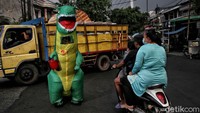 Pian yang memilih berprofesi sebagai badut jalanan ini kerap kali direndahkan oleh warga kampung sekitar, walaupun masih ada sedikit juga warga yang mendukungnya.