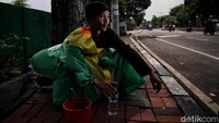 Dalam sehari, saat Pian menjadi badut jalanan ia harus rela berkeliling jalan kaki sejauh 10-15 km. Awalnya dia memakai kostum badut tetapi karena tidak mendapatkan penghasilan yang banyak dari kostum itu akhirnya dia beralih ke kostum dinosaurus.