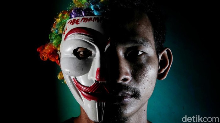 Di tengah pandemi Covid, beragam cara dilakukan warga untuk mencari duit. Salah satunya berprofesi menjadi pengamen badut jalanan. Kini kondisinya pun kian merana.