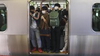 Diketahui, gempa m 6,1 yang mengguncang Tokyo pada Kamis (7/10) malam kemarin membuat aktivitas kereta dan kereta bawah tanah. Meski begitu, pada Jumat (8/10) pagi ini sejumlah warga kembali terlihat memadati stasiun di Tokyo untuk beraktivitas. AP Photo/Kiichiro Sato. 