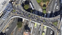 Sementara itu, terlihat antrean panjang para calon penumpang kereta di Stasiun JR Kawaguchi yang berada di Kawaguchi, dekat Tokyo, Jumat (8/10/2021). Melansir AP, stasiun itu membatasi penumpang yang hendak masuk ke stasiun pascagempa berkekuatan magnitudo 6,1 mengguncang Tokyo kemarin malam. Kyodo News via AP.