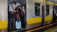 Terkait gempa yang mengguncang Tokyo pada Kamis (7/10) malam, diketahui lebih dari 20 orang terluka akibat kejadian tersebut. Gempa tersebut dilaporkan tidak berpotensi tsunami. Aktivitas warga pun tampak kembali berjalan normal usai Tokyo diguncang gempa. AP Photo/Kiichiro Sato.