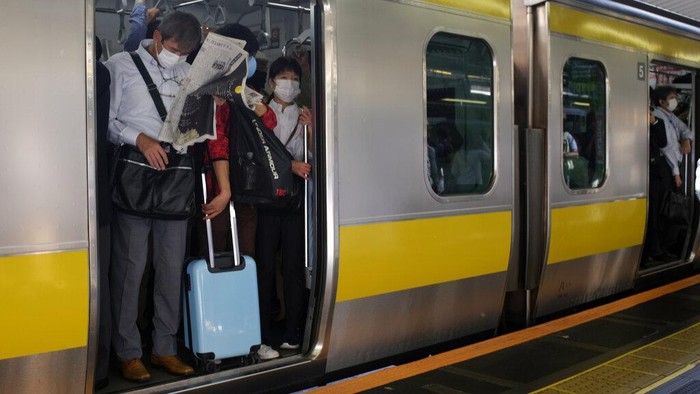 Begini Sibuknya Stasiun di Jepang Usai Diguncang Gempa M 6,1 Gempa berkekuatan magnitudo 6,1 guncang Tokyo, Jepang, pada Kamis (7/10/2021) malam. Usai diguncang gempa aktivitas warga di kawasan itu tampak kembali berjalan