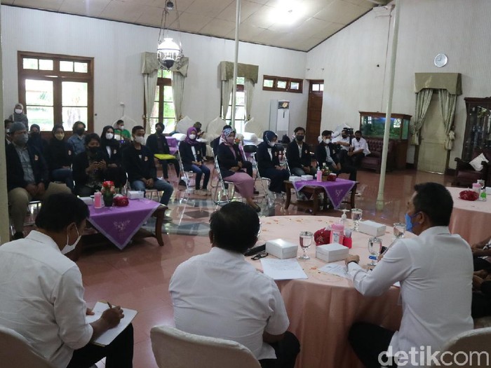 BEM UMK saat menggelar audiensi dengan Bupati Kudus HM Hartopo di pendapa Kabupaten Kudus, Jumat (8/10/2021).