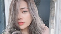 Berlliana Lovell mencat rambut dari hitam jadi ash grey. (Foto: dok instagram)