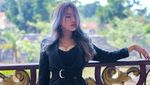Berlliana Lovell Stres, Cat Rambut Jadi Pelampiasan
