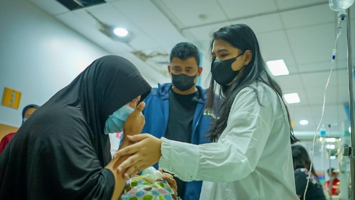 Bobby dan Kahiyang saat menjenguk bayi pengidap atresia bilier di RS Adam Malik, Medan (dok. Pemko Medan)