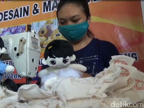 Berbagai cara dilakukan UMKM untuk tetap bertahan di tengah pandemi COVID-19. Seperti yang dilakukan Sulikah Handayani, perajin boneka di Kota Malang.