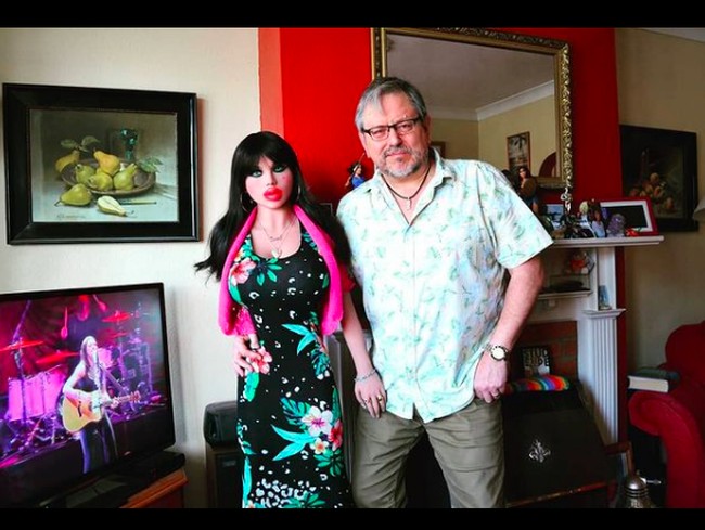 Dean telah mengoleksi boneka seks sejak 2016. Koleksi pertamanya dia namai Sarah. Foto: dok. Instagram/@deanabevan